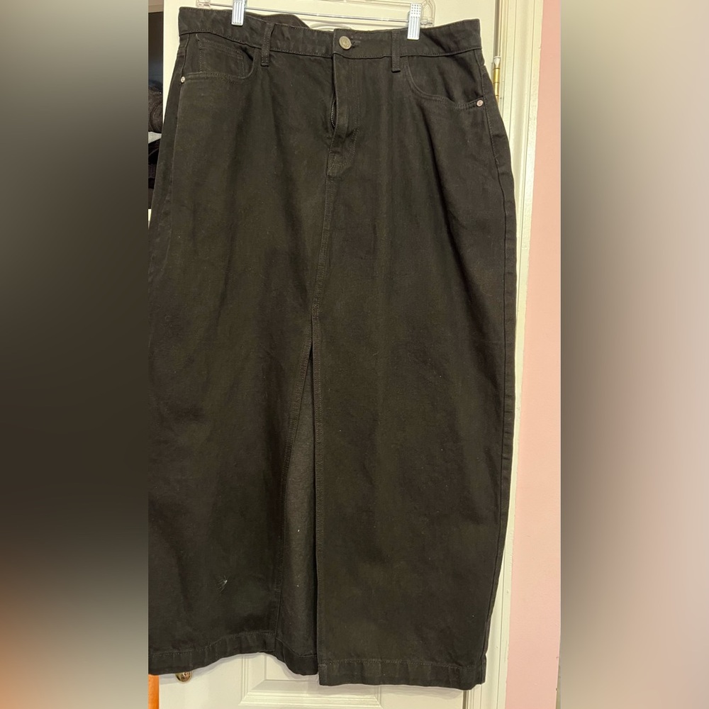 BOOHOO MAXI BLACK DENIM SKIRT size 18